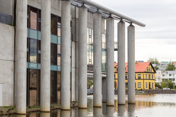 Reykjavik Izland 2015 Augusztus Kilátás Radhus Reykjavikra Modern Városházára Látogatóközpontjára — Stock Fotó