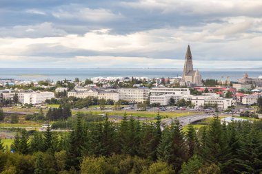 Reykjavik, İzlanda - 27 Ağustos 2015: Oskjuhli tepesinden Reykjavik ve Hallgrimskirkja kentinin panoramik manzarası. Arkaplanda Videyjarsund.