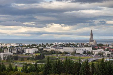 Reykjavik, İzlanda - 27 Ağustos 2015: Oskjuhli tepesinden Reykjavik ve Hallgrimskirkja kentinin panoramik manzarası. Arkaplanda Videyjarsund.