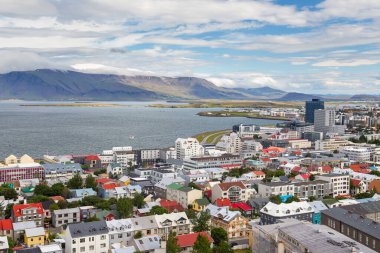 Reykjavik, İzlanda - 27 Ağustos 2015: Hallgrimskirkja kulesinden Reykjavik kentinin panoramik manzarası. Arka planda dağ.