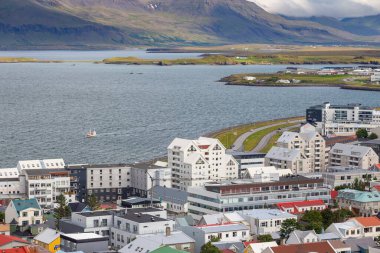 Reykjavik, İzlanda - 27 Ağustos 2015: Hallgrimskirkja kulesinden Reykjavik kentinin panoramik manzarası. Arka planda dağ.