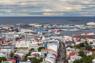 Reykjavik, İzlanda - 27 Ağustos 2015: Hallgrimskirkja kulesinden Reykjavik kentinin panoramik manzarası. Arka planda dağ.