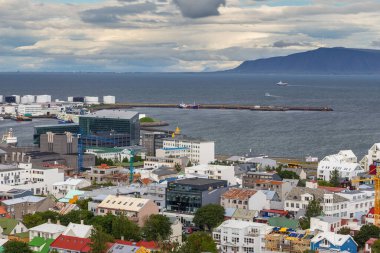 Reykjavik, İzlanda - 27 Ağustos 2015: Hallgrimskirkja kulesinden Reykjavik kentinin panoramik manzarası. Arka planda dağ.