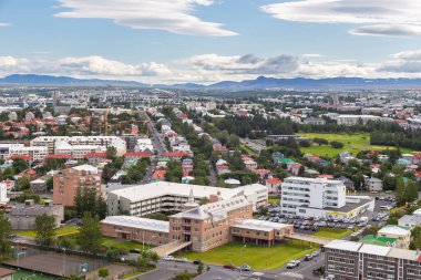 Reykjavik, İzlanda - 27 Ağustos 2015: Hallgrimskirkja kulesinden Reykjavik kentinin panoramik manzarası. Arka planda dağ.