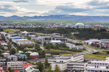 Reykjavik, İzlanda - 27 Ağustos 2015: Hallgrimskirkja kulesinden Reykjavik kentinin panoramik manzarası. Arka planda dağ.