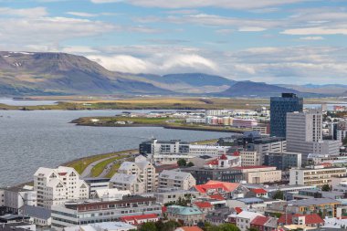 Reykjavik, İzlanda - 27 Ağustos 2015: Hallgrimskirkja kulesinden Reykjavik kentinin panoramik manzarası. Arka planda dağ.