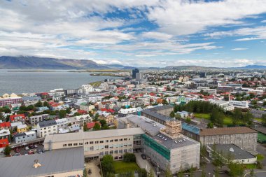 Reykjavik, İzlanda - 27 Ağustos 2015: Hallgrimskirkja kulesinden Reykjavik kentinin panoramik manzarası. Arka planda dağ.