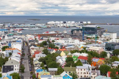 Reykjavik, İzlanda - 27 Ağustos 2015: Hallgrimskirkja kulesinden Reykjavik kentinin panoramik manzarası. Arka planda dağ.