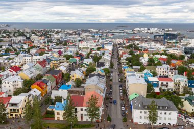 Reykjavik, İzlanda - 27 Ağustos 2015: Hallgrimskirkja kulesinden Reykjavik kentinin panoramik manzarası. Arka planda dağ.