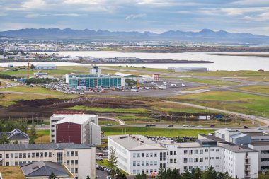 Reykjavik, İzlanda - 27 Ağustos 2015: Hallgrimskirkja kulesinden Reykjavik kentinin panoramik manzarası. Arka planda dağ.
