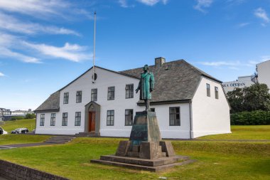 İzlanda, Reykjavik - 27 Ağustos 2015: Başbakanlık görüşü. Hannes Hafstein Anıtı önünde.