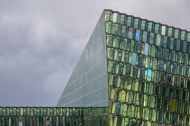 Harpa Tonlistarhus ön cephesinin bir parçası, başkentteki konser salonu ve konferans merkezi, Reykjavik, İzlanda.