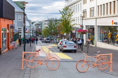 İzlanda, Reykjavik - 27 Ağustos 2015: Reykjavik, Downtown 'da yaya alanının kapısı olarak kullanılan boyalı bisiklet.