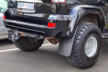 İzlanda, Reykjavik - 27 Ağustos 2015: Urdarstigur caddesine park edilmiş off-road arabaları. Başkentin merkezi.