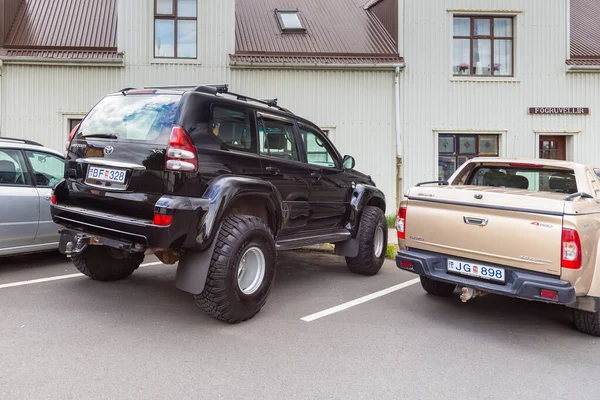 Island Reykjavik Augusti 2015 Terrängbilar Parkerade Urdarstigur Gata Centrum För — Stockfoto