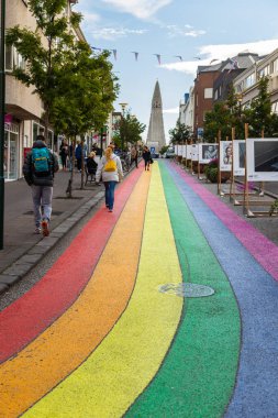 Reykjavik, İzlanda - 27 Ağustos 2015: Başkentin gökkuşağı renginde yaya bölgesi, Downtown. Sanat galerisi yolda..