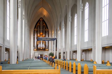 Reykjavik, İzlanda - 27 Ağustos 2015: Hallgrimskirkja, Lutheran, İzlandalı şair ve papaz Hallgrimur Petursson 'un adını taşıyan kilise iç ve ayrıntıları.