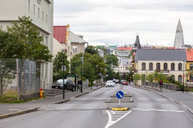 Reykjavik, İzlanda - 27 Ağustos 2015: Şehir merkezinde tipik İzlanda mimarisi. Ahşap, eski ve modern evler. Şehir merkezinde..