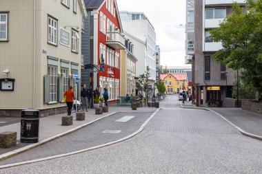 Reykjavik, İzlanda - 27 Ağustos 2015: Şehir merkezinde tipik İzlanda mimarisi. Ahşap, eski ve modern evler. Şehir merkezinde..