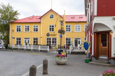 Reykjavik, İzlanda - 27 Ağustos 2015: Şehir merkezinde tipik İzlanda mimarisi. Ahşap, eski ve modern evler. Şehir merkezinde..