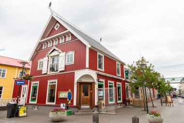 Reykjavik, İzlanda - 27 Ağustos 2015: Şehir merkezinde tipik İzlanda mimarisi. Ahşap, eski ve modern evler. Şehir merkezinde..