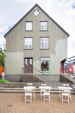 Reykjavik, İzlanda - 27 Ağustos 2015: Şehir merkezinde tipik İzlanda mimarisi. Ahşap, eski ve modern evler. Şehir merkezinde..