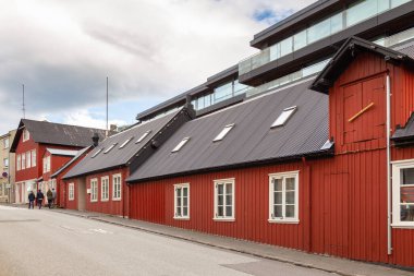 Reykjavik, İzlanda - 27 Ağustos 2015: Şehir merkezinde tipik İzlanda mimarisi. Ahşap, eski ve modern evler. Şehir merkezinde..