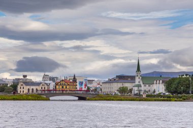 Reykjavik, İzlanda - 27 Ağustos 2015: Tjornin Gölü 'ndeki Reykjavik kentinin güzel manzarası.