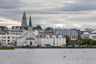 Reykjavik, İzlanda - 27 Ağustos 2015: Tjornin Gölü 'ndeki Reykjavik kentinin güzel manzarası.