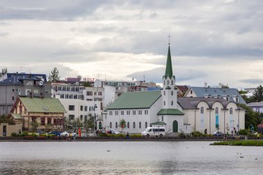 Reykjavik, İzlanda - 27 Ağustos 2015: Tjornin Gölü 'ndeki Reykjavik kentinin güzel manzarası.