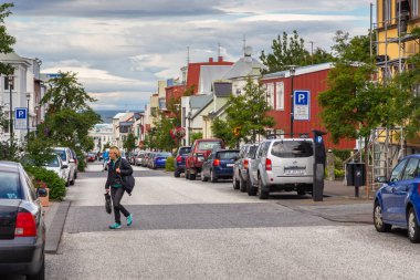 Reykjavik, İzlanda - 27 Ağustos 2015: Şehir merkezinde tipik İzlanda mimarisi. Ahşap, eski ve modern evler.
