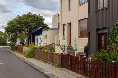 Reykjavik, İzlanda - 27 Ağustos 2015: Şehir merkezinde tipik İzlanda mimarisi. Ahşap, eski ve modern evler. Şehir merkezinde..