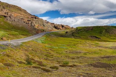 Tipik İzlanda manzarası asfalt yolu ve dağ çevresi. Reykjanesfolkvangur, Batı İzlanda.
