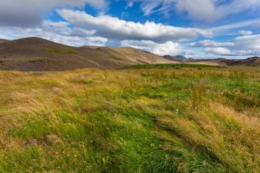 İzlanda 'ya git. Dağları, gökyüzü ve bulutları olan güzel İzlanda manzarası. Batı İzlanda. Reykjanesfolkvangur Yarımadası.