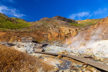 Jeotermal alan, sıcak buhar, solfataralar ve sıcak çamur kazanları. Krisuvik, Batı İzlanda. Reykjanesfolkvangur Yarımadası.
