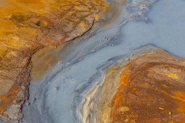 Jeotermal alan, sıcak buhar, solfataralar ve sıcak gri çamur kazanlar. Krisuvik, Batı İzlanda. Reykjanesfolkvangur Yarımadası.