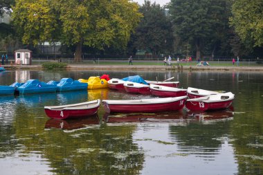 Londra, İngiltere, Birleşik Krallık - 03 Ekim 2015: Thames nehri üzerindeki başkentin merkezindeki Battersea Park. Tekneler ve pedallar Tekne Gölü 'nde.