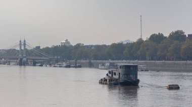 İngiltere, Birleşik Krallık, Londra - 03 Ekim 2015: Battersea Park yakınlarındaki Thames Nehri 'nde mavna. Arka planda Albert Köprüsü Yolu.