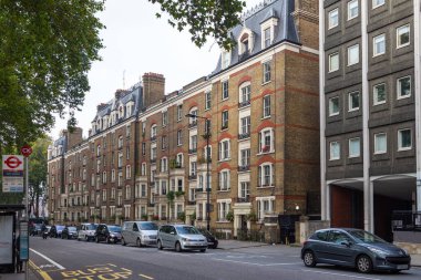 İngiltere, Birleşik Krallık, Londra - 03 Ekim 2015: Chelsea Köprüsü 'nde ikamet alanı. Periyodik binaları olan Cadogan kapısı. Londra 'nın merkezinde lüks bir mülk..