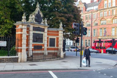 İngiltere, Birleşik Krallık, Londra - 03 Ekim 2015: Arka planda Chelsea Köprüsü ve Chelsea Embankment Konut Bölgesi kavşağında bir adam..