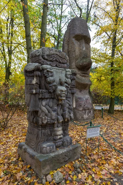 Puszczykowo Pologne Octobre 2015 Une Copie Statue Coatlicue Moai Dans — Photo