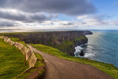 İrlanda 'daki Moher Uçurumlarının manzaralı manzarası. Bu popüler turistik mekan Clare County 'de vahşi Atlantik yolu boyunca yer almaktadır..