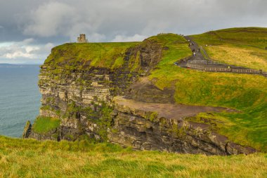 Briens Kulesi, 1835 gözlem kulesi. Bu popüler turistik mekan County Clare 'de, Wild Atlantic Way boyunca yer almaktadır. İrlanda.
