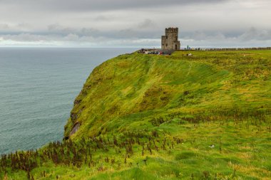 Briens Kulesi, 1835 gözlem kulesi. Bu popüler turistik mekan County Clare 'de, Wild Atlantic Way boyunca yer almaktadır. İrlanda.