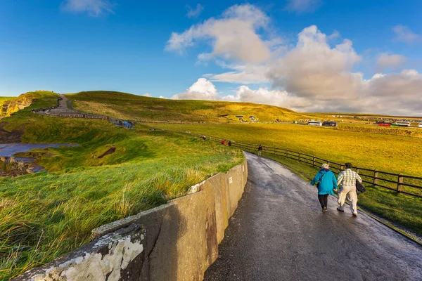 Moher Sziklái Burren Way Írország 2015 November Emberek Moher Szikláin — Stock Fotó