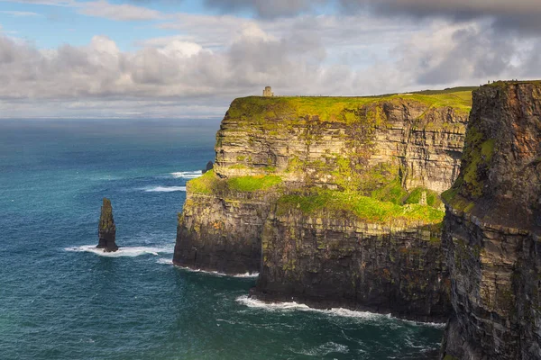 Briens Kulesi, 1835 gözlem kulesi. Bu popüler turistik mekan County Clare 'de, Wild Atlantic Way boyunca yer almaktadır. İrlanda.