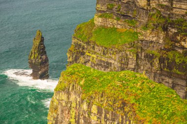İrlanda 'daki Moher Uçurumlarının manzaralı manzarası. Bu popüler turistik mekan Clare County 'de vahşi Atlantik yolu boyunca yer almaktadır..