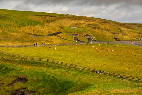 アイルランドの母の風光明媚な崖の空中パノラマ この人気のある観光名所は野生の大西洋の道に沿って郡クレアに位置しています — ストック写真