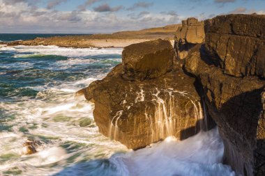 Atlantik Kıyısı Okyanusu, Ireland- 07 Kasım 2015: Kuzey Atlantik Okyanusu 'nun kayalık kıyılarındaki insanlar, Burren Yolu.