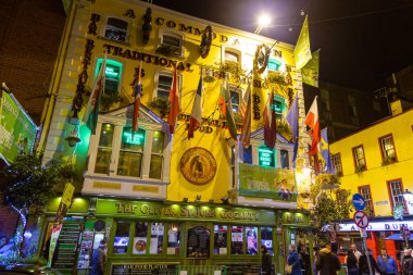 Dublin, Ireland- 08 Kasım 2015: Dublin, İrlanda 'daki Temple Bar Quarter' da şehrin popüler tarihi bölümünde gece hayatı. Bölge pek çok bar, bar ve restoranın bulunduğu yerdir..